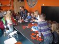 De kinderen maken de puzzel uit Krakow